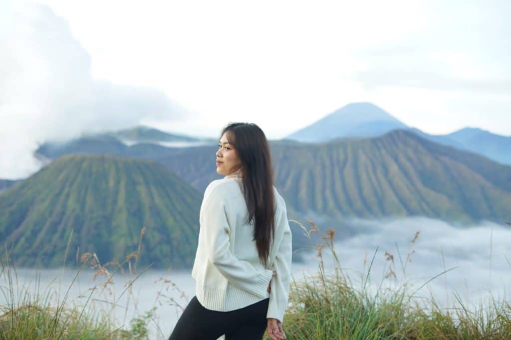 Panorama kaldera Bromo dan lautan awan